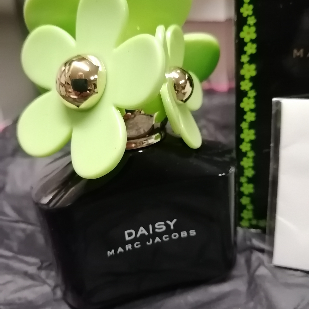 Marc Jacobs Daisy Perfume with Green Floral Cap - Picture 2 of 4